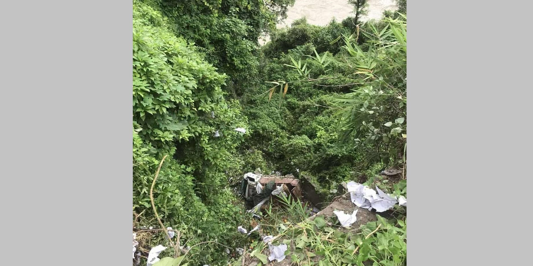   भरतपुरको सिमलतालबाट त्रिशूलीको किनारमा खस्यो मिनी ट्रक