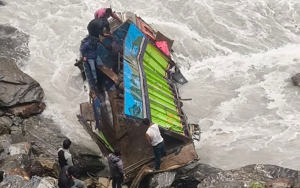 Two Injured in Manang Truck Accident