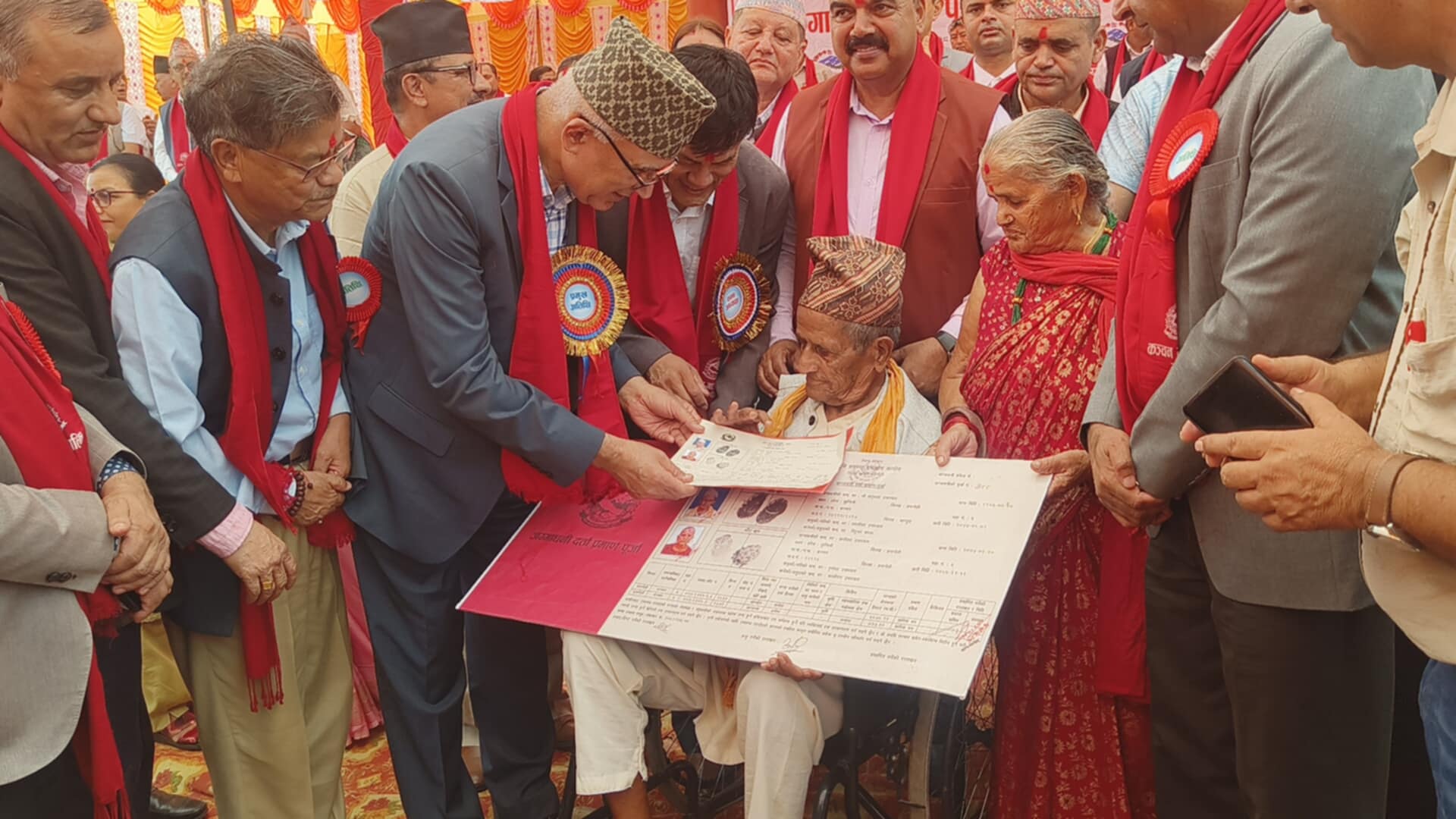  रुपन्देहीको कञ्चन गाउँपालिकाका पाँचसय परिवारले पाए एकसाथ लालपुर्जा