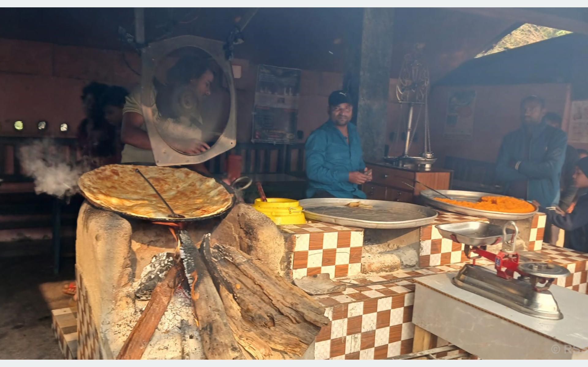   चार दशकदेखि हलुवा–पराठाको स्वाद चखाउँदै अरमान
