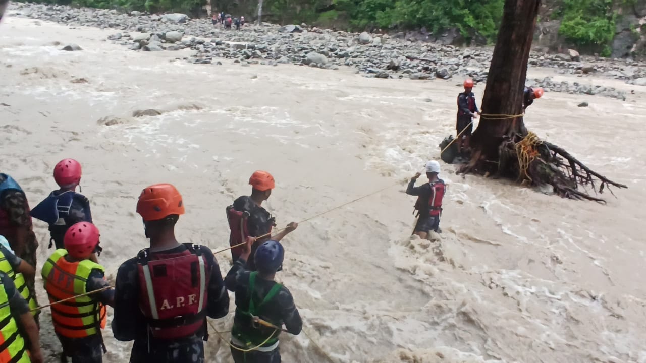   गोदावरी खोलामा फसेका ६ जनाको सकुशल उद्धार