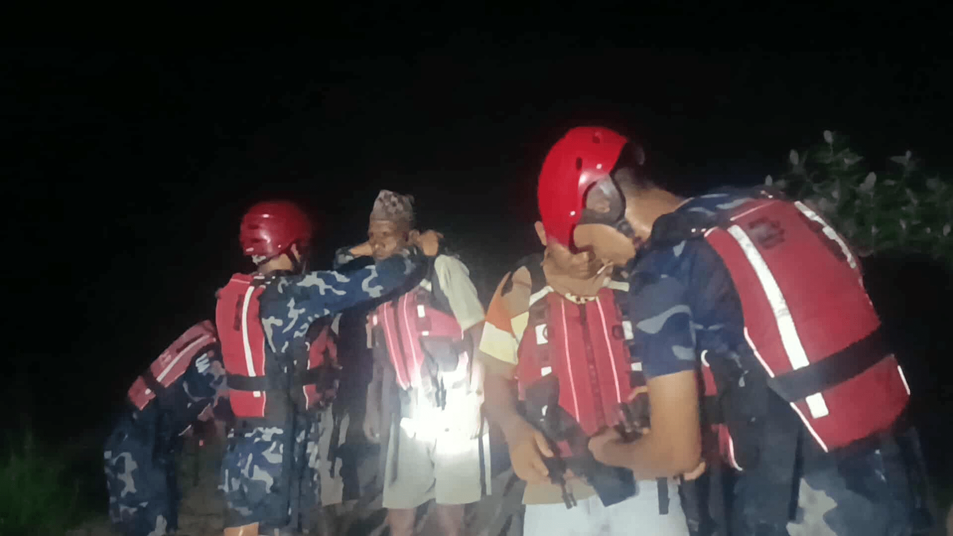   राप्ती नदीमा फसेका तीन जनाको सकुशल उद्धार