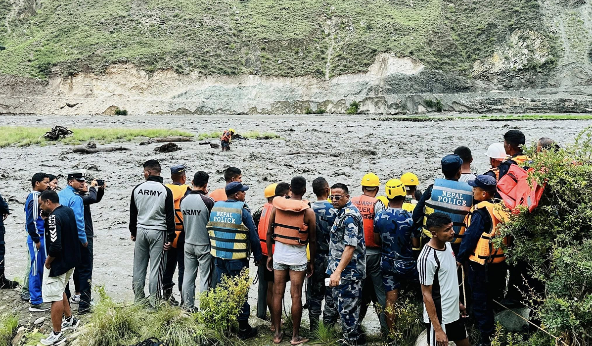   दाउरा सङ्कलन गर्ने क्रममा भेरीको बाढीमा फसेका ४ जनाको सकुशल उद्धार