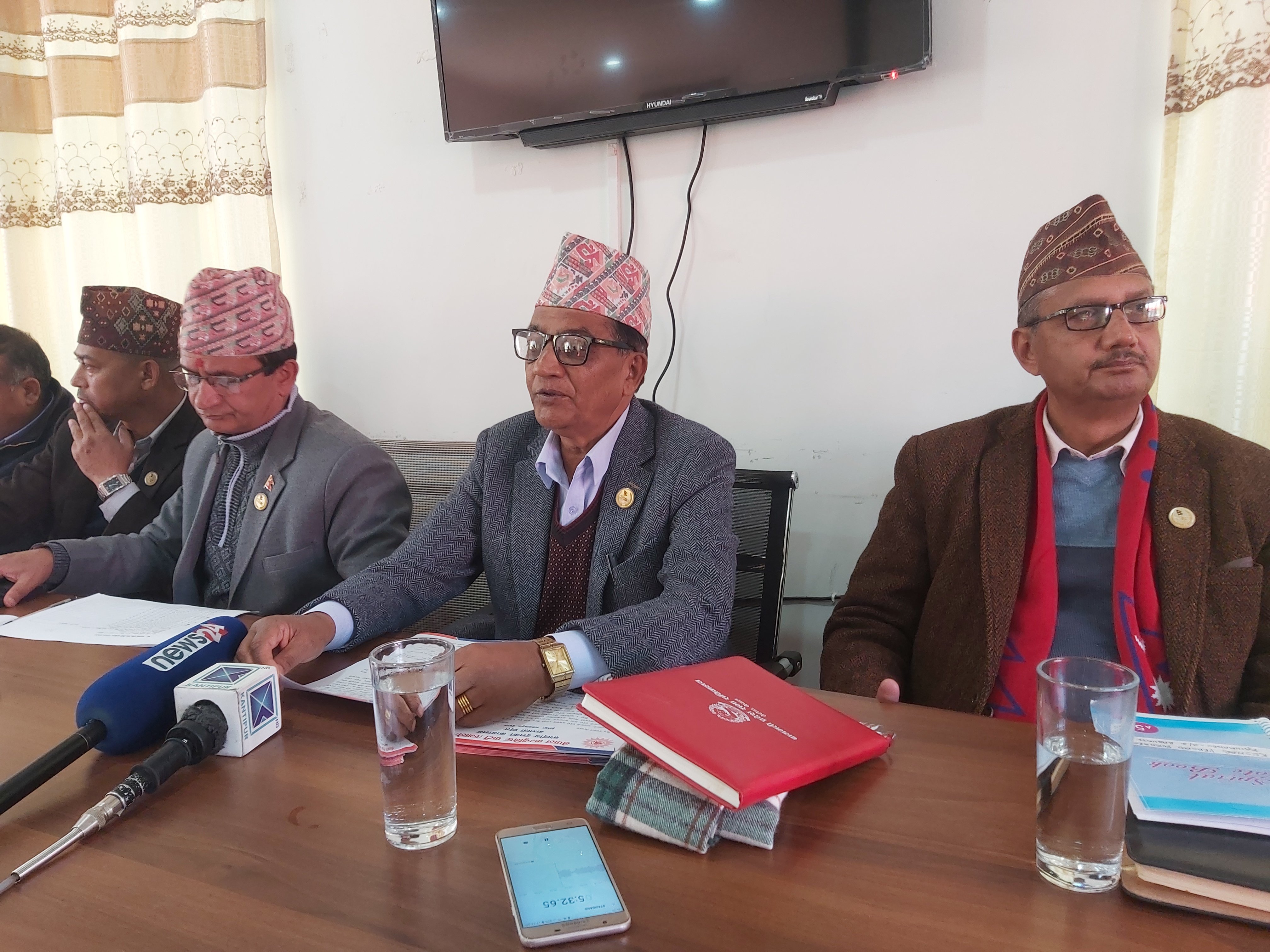   बागमतीमा बजेट विवाद : एमाले संसदीय दलको बैठक नै बस्न सकेन