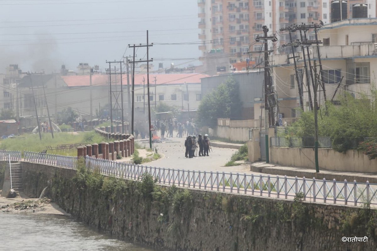   नैकापमा सशस्त्रको ट्रकमा आगजनी
