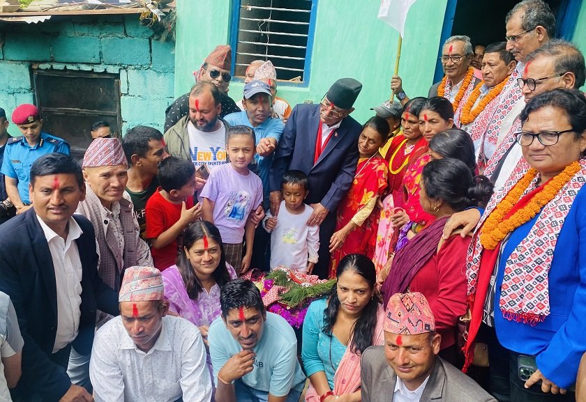 माओवादी नेताहरुद्वारा सहिद तथा बेपत्ताजनका परिवारसँग भेटघाट