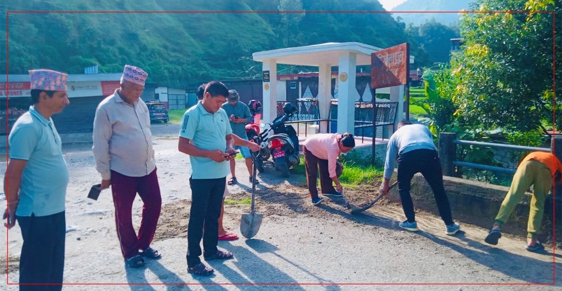   सार्वजनिकस्थल सफाइ अभियानमा जुटे स्थानीय