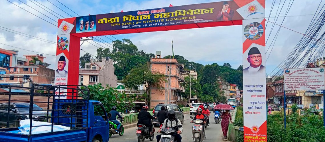   एमाले विधान महाधिवेशनको रौनक : सातदोबाटोदेखि गोदावरीसम्म स्वागत गेट र नेताका तस्बिर