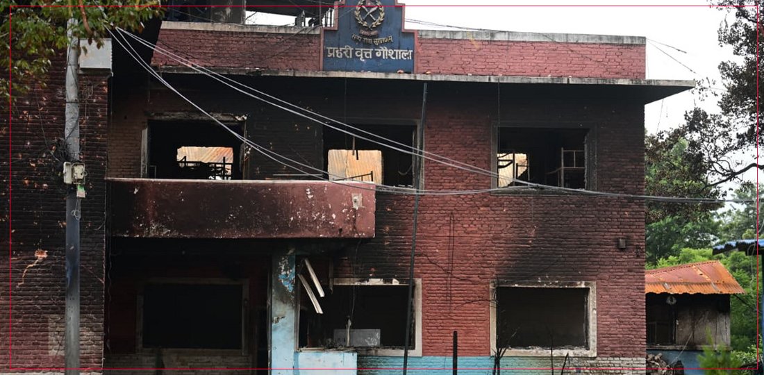   तस्बिरहरूमा हेर्नुहोस् आन्दोलनमा नष्ट भएका प्रहरी कार्यालयहरु