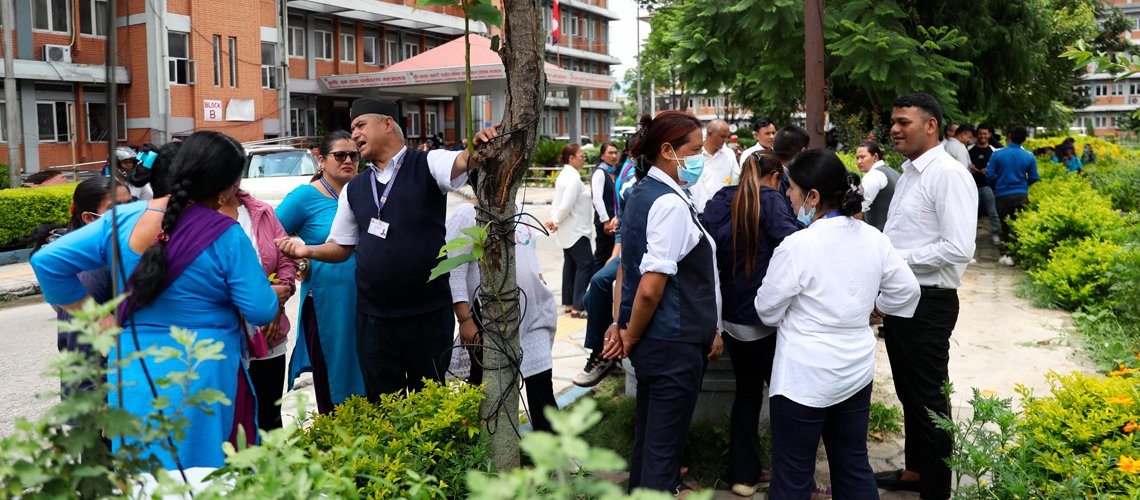 करार कर्मचारी हटाउने तयारीको विरोधमा सिंहदरबारमा धर्ना (तस्बिरहरू)
