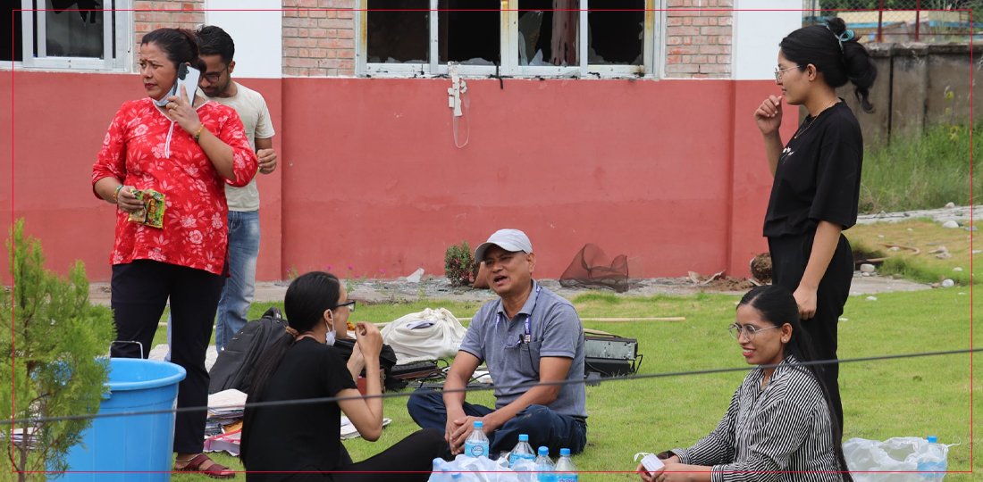   सहकारीका फाइल व्यवस्थापन गर्दै कर्मचारीहरू