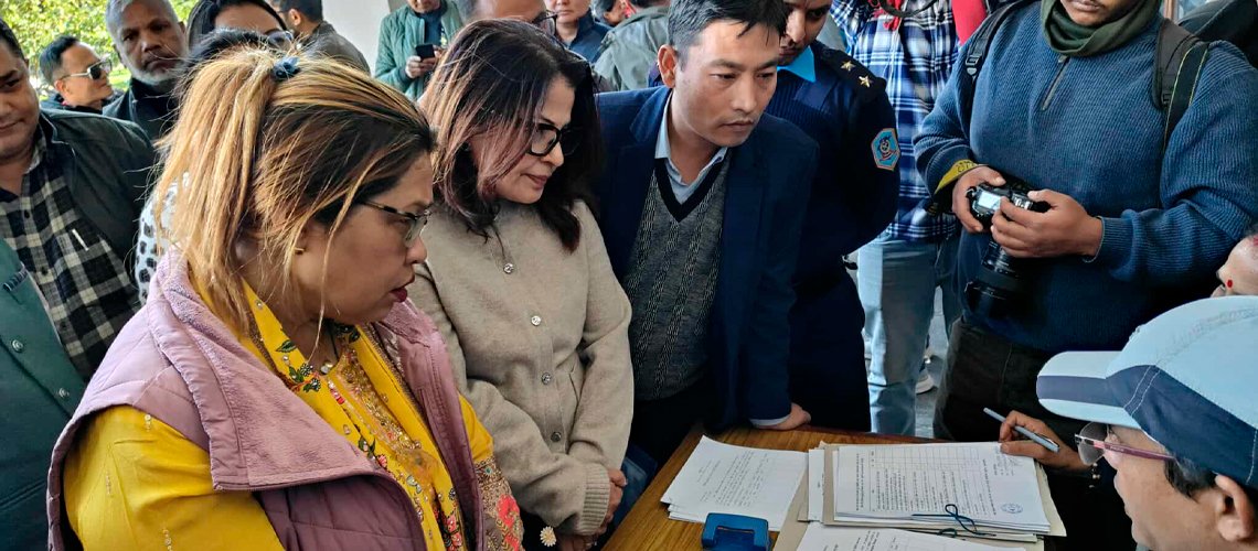   दल दर्ता गर्न आयोगमा भिड, प्रतिनिधिसभा निर्वाचन प्रयोजनका लागि ६ दल दर्ता (तस्बिरहरू)