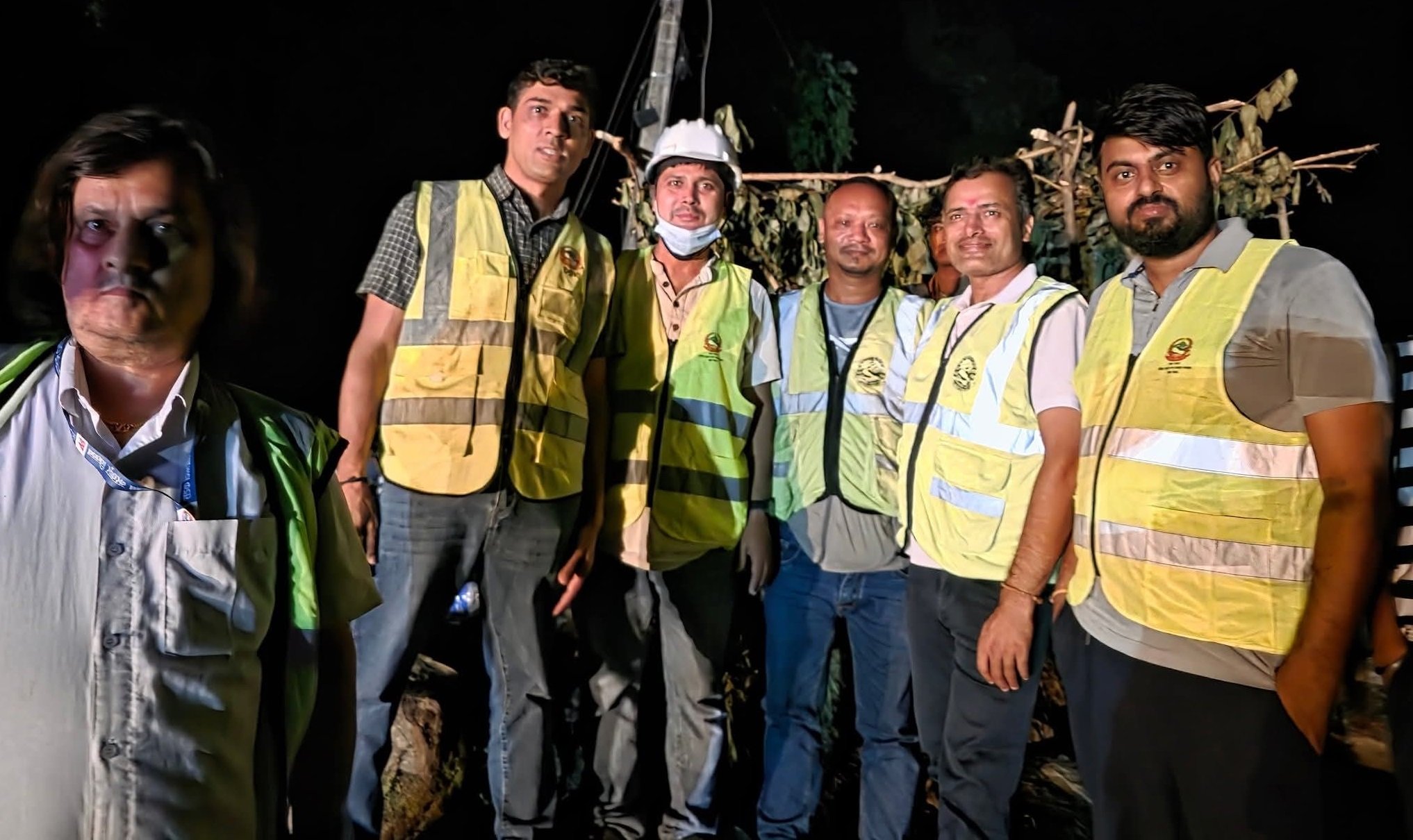  अपरेटरहरूले ठुलो जोखिम मोलेर तुइनखोलाको पहिरो पन्छाए : सडक डिभिजन भरतपुर