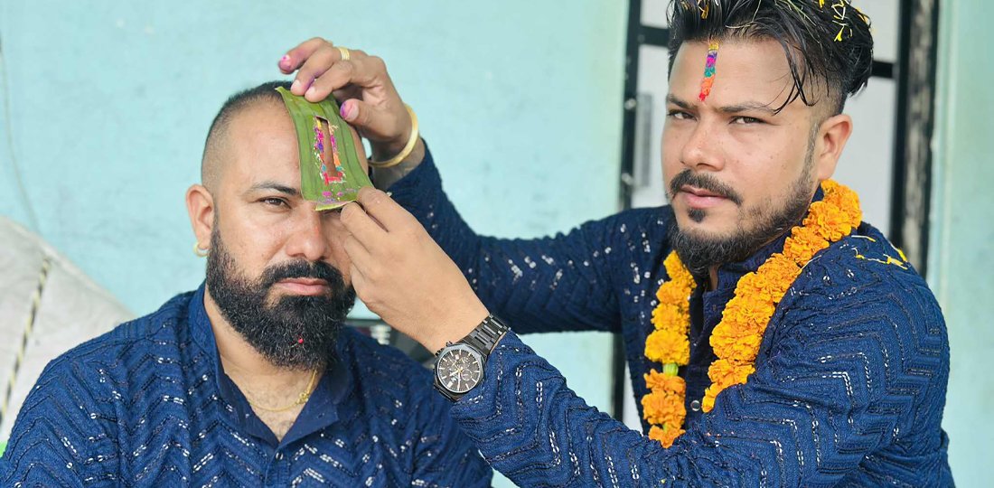   दाजुभाइले एकापसमा लगाए भाइटिका