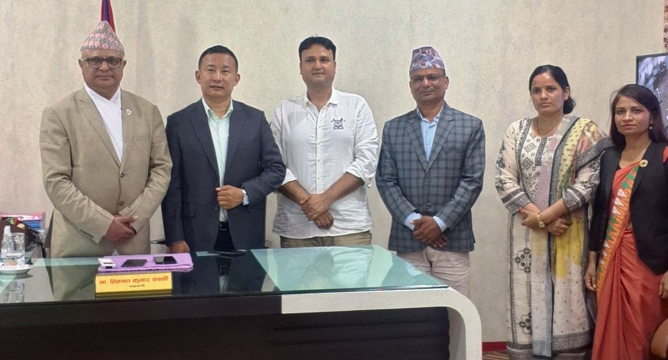 विपक्षी फकाउँदै मुख्यमन्त्री कार्की
