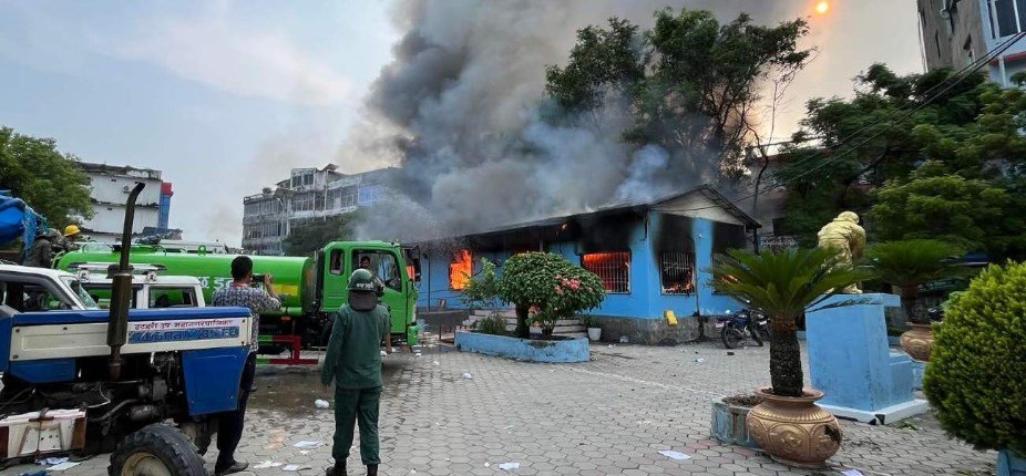   जेनजी प्रदर्शन : इटहरीमा दुई जनाको मृत्यु, नगरपालिका भवनमा आगो लगाइयो