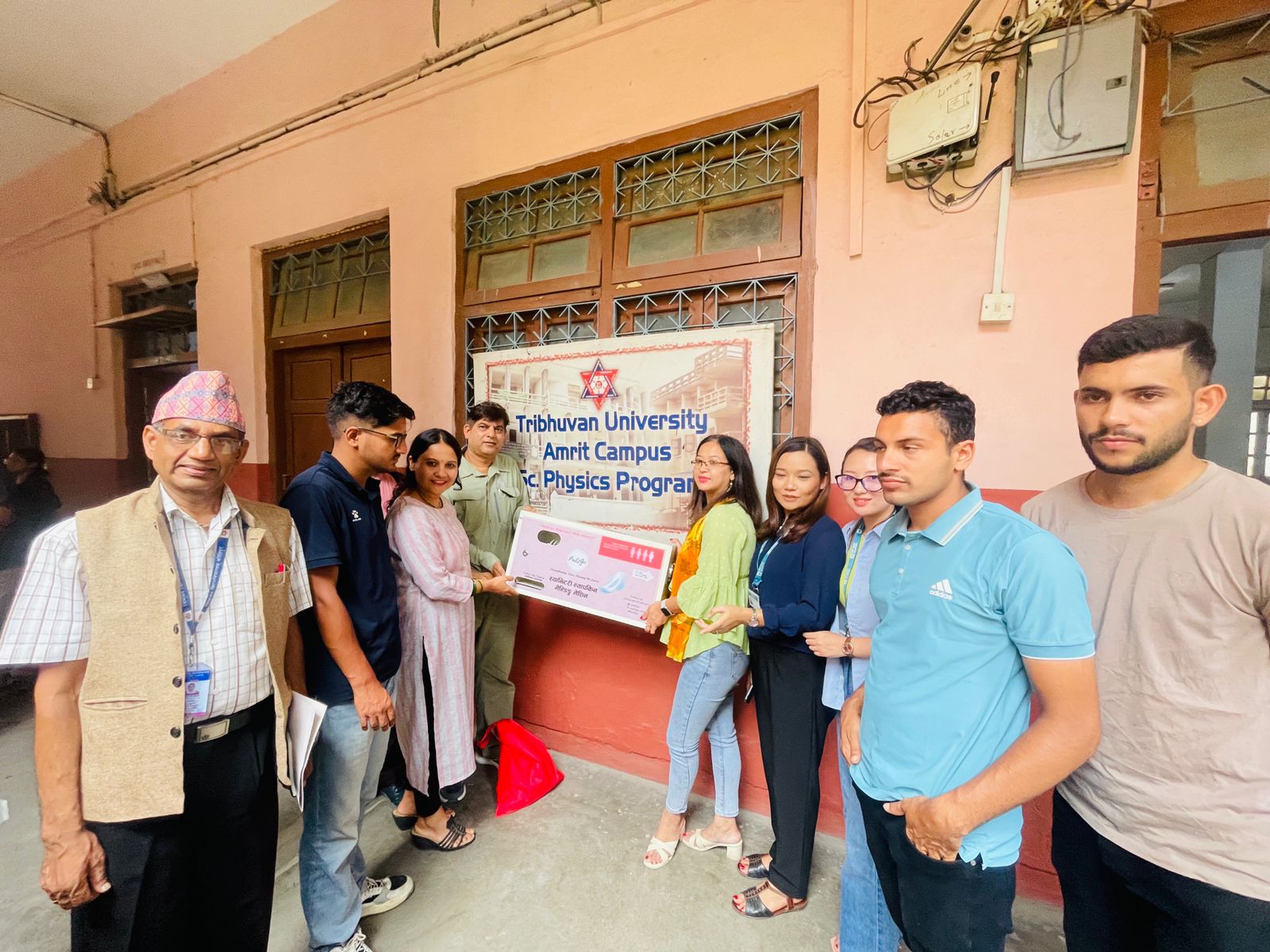 अमृत क्याम्पसमा स्ववियुले जोड्यो सेनिटरी भेण्डिङ मेसिन