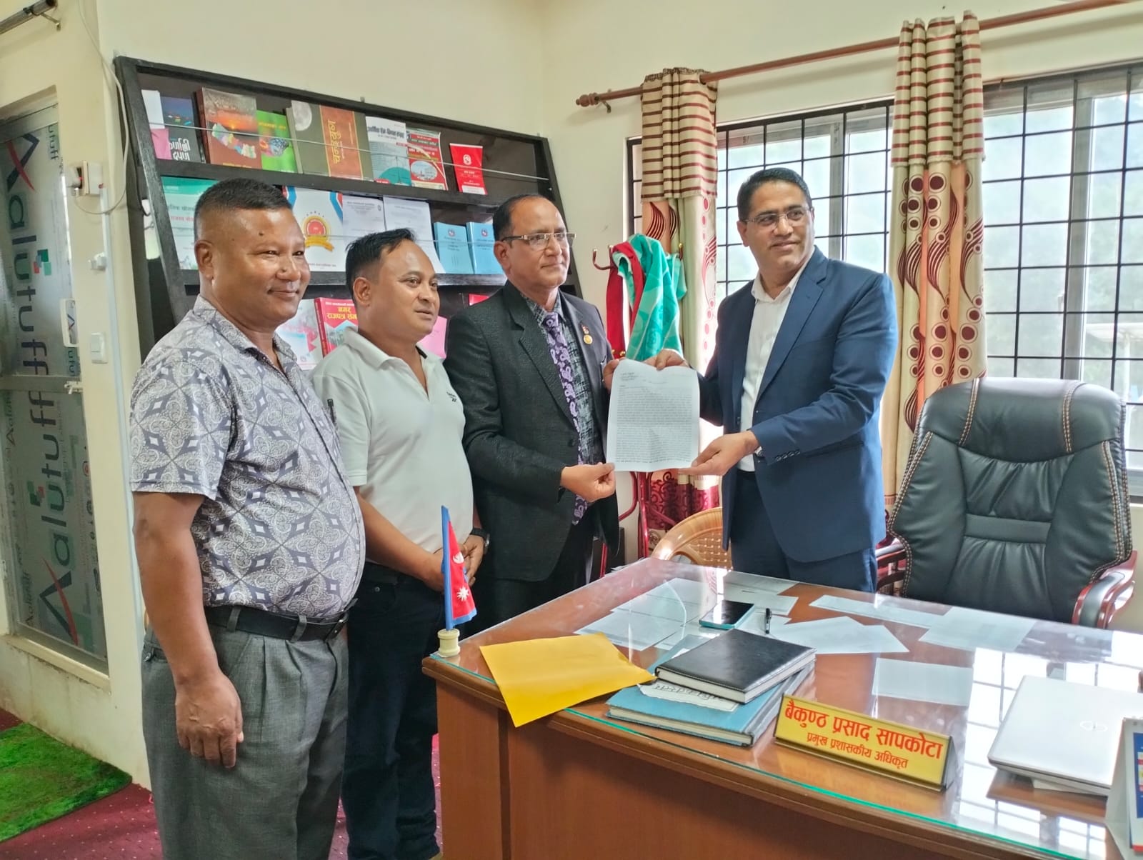  अध्यक्ष र पालिका शिक्षा शाखा प्रमुखलाई ज्ञापन पत्र बुझाउँदै प्याब्सनले सुरु गर्‍यो देशव्यापी आन्दोलन