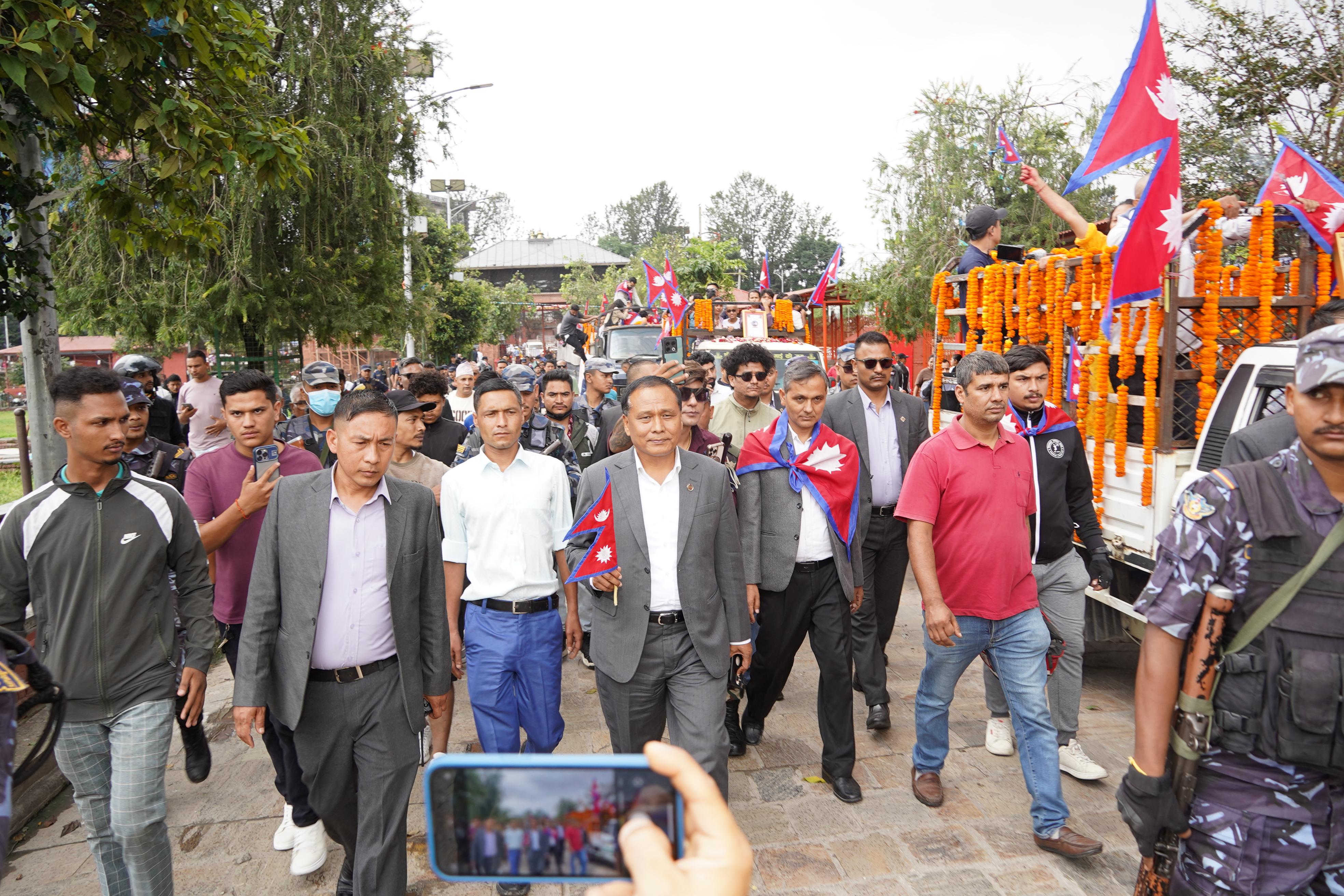   सहिदहरूलाई अन्तिम बिदाइ गर्न मन्त्रीद्वय पशुपतिमा