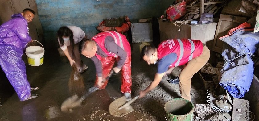   बल्खु क्षेत्रका बाढी प्रभावित घरहरूको सरसफाइ र उद्धार कार्यमा जुट्यो वाईसिएल