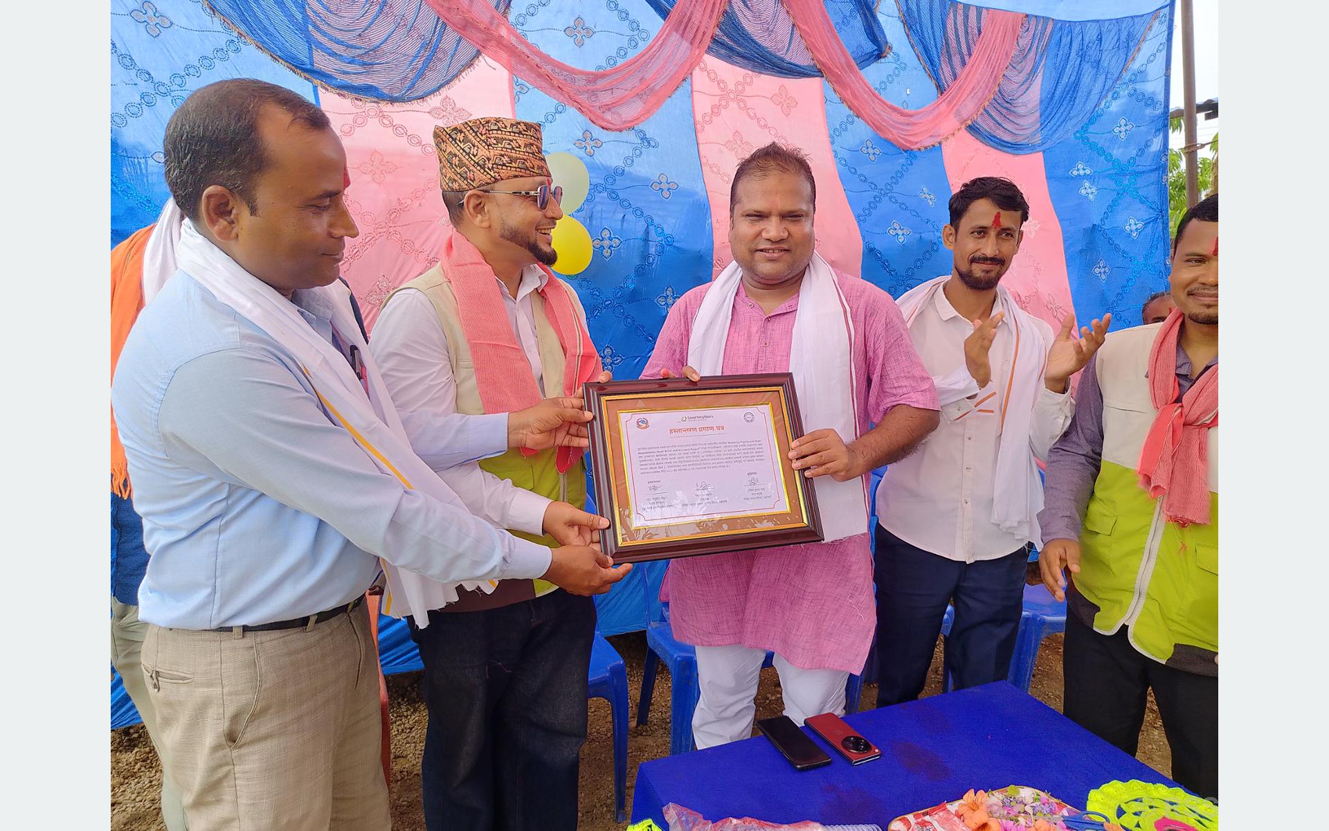 बाढी प्रभावित ७३ परिवारलाई घर हस्तान्तरण