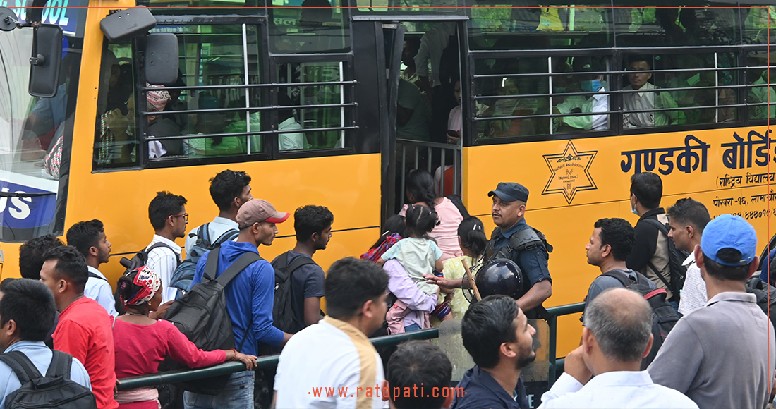 यातायात बन्दको मारमा यात्रु, परीक्षार्थीलाई स्कर्टिङ गरेर पठाइयो, तस्बिरहरू