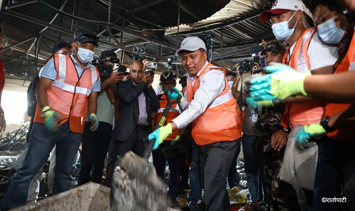   मन्त्री घिसिङको उपस्थितिमा यातायात व्यवस्था विभागमा सरसफाइ (तस्बिरहरू)