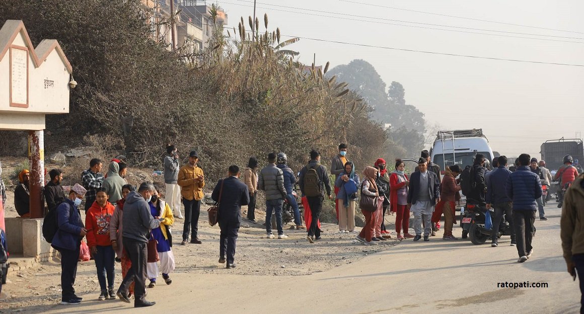 सार्वजनिक यातायात नचल्दा यात्रुको बिचल्ली (तस्बिरहरू)