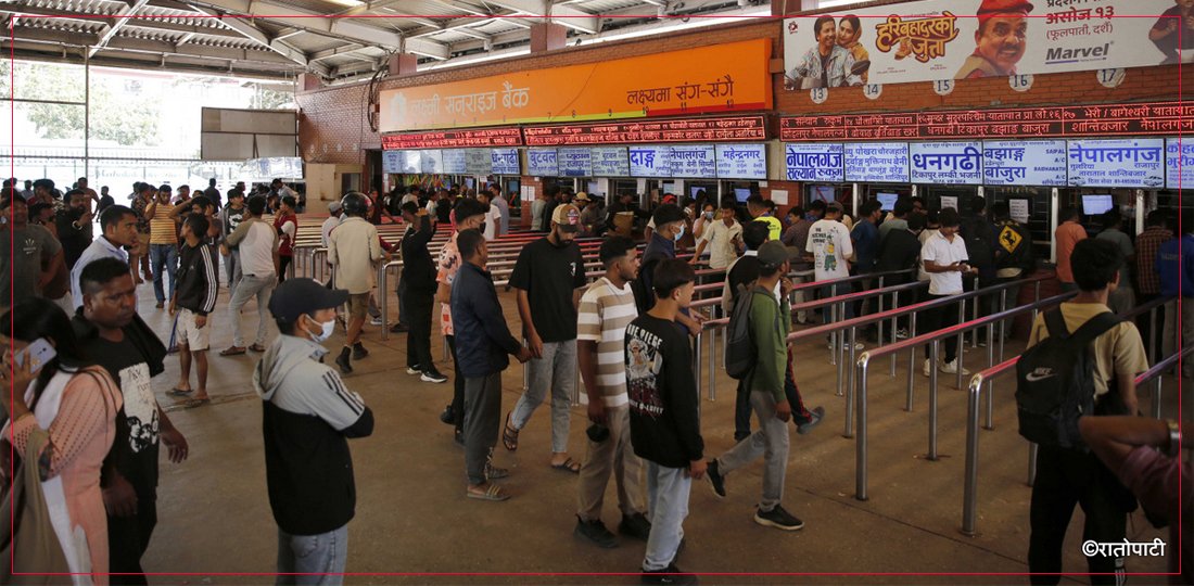   तस्बिरमा हेर्नुहाेस् दसैँ नजिकिएसँगै काठमाडौँ छोड्नेहरूकाे भिड