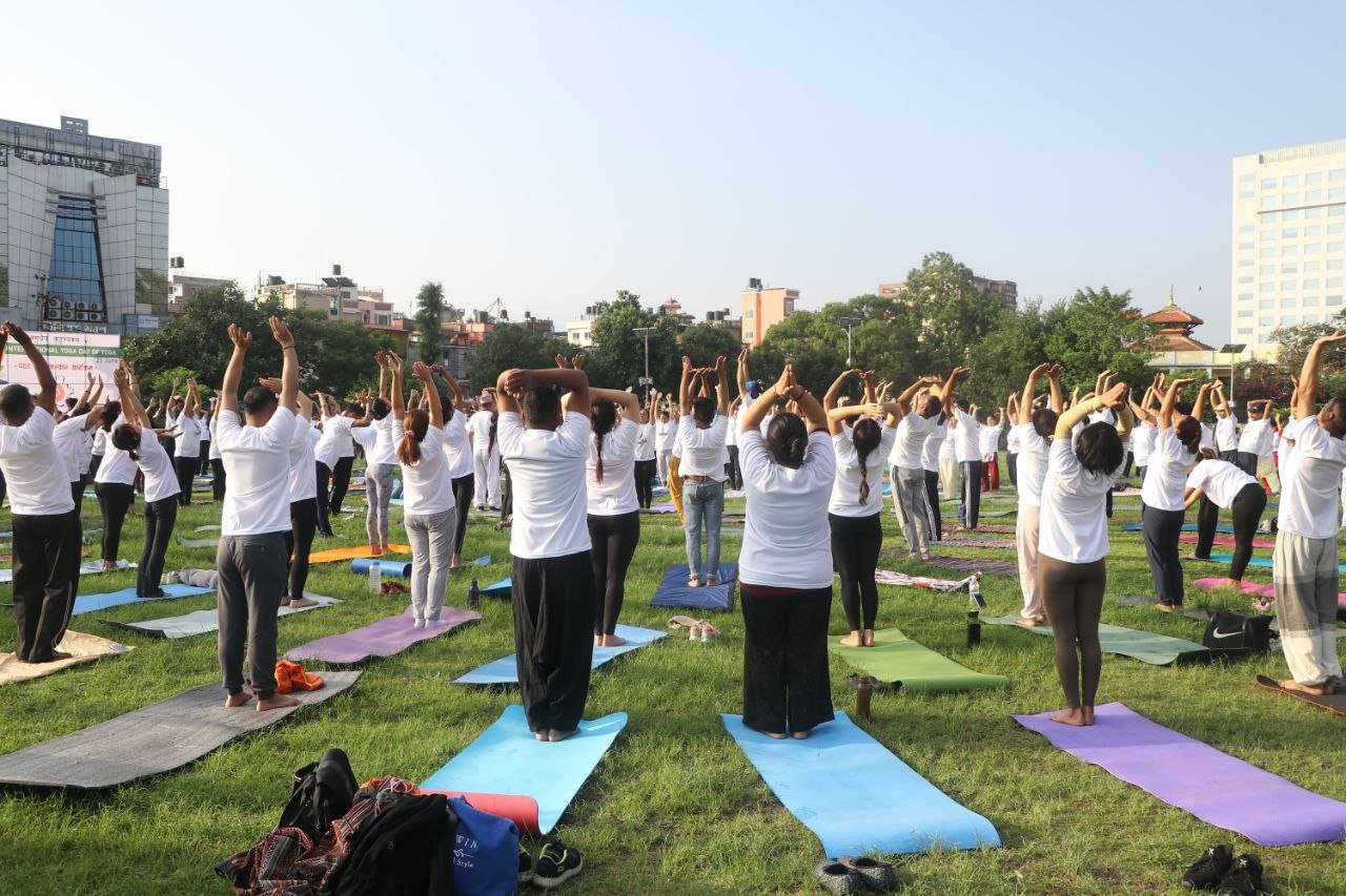 नन्दी केशर बगैँचामा १ सय ८ सूर्य नमस्कार, तस्बिरहरू