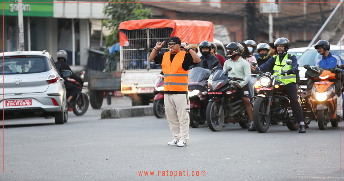   ट्राफिक प्रहरी नभएपछि जडिबुटीमा जाम सहजीकरण गर्दै युवा, तस्बिरमा हेर्नुहोस्