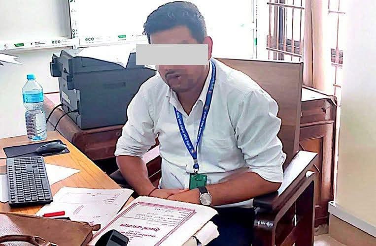 सेवाग्राहीसँग घुस लिइरहेको अवस्थामा कर अधिकृत पक्राउ