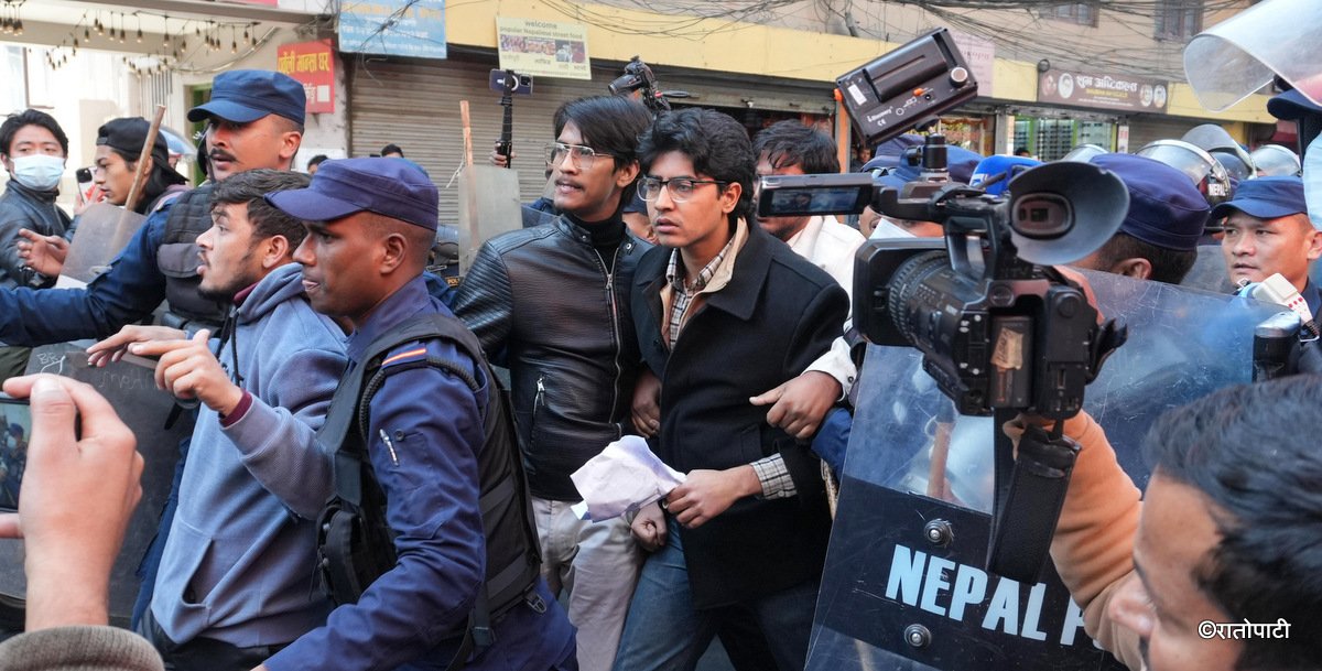   जेनजी समूहलाई सिंहदरबार प्रवेशमा रोक (तस्बिरहरू)