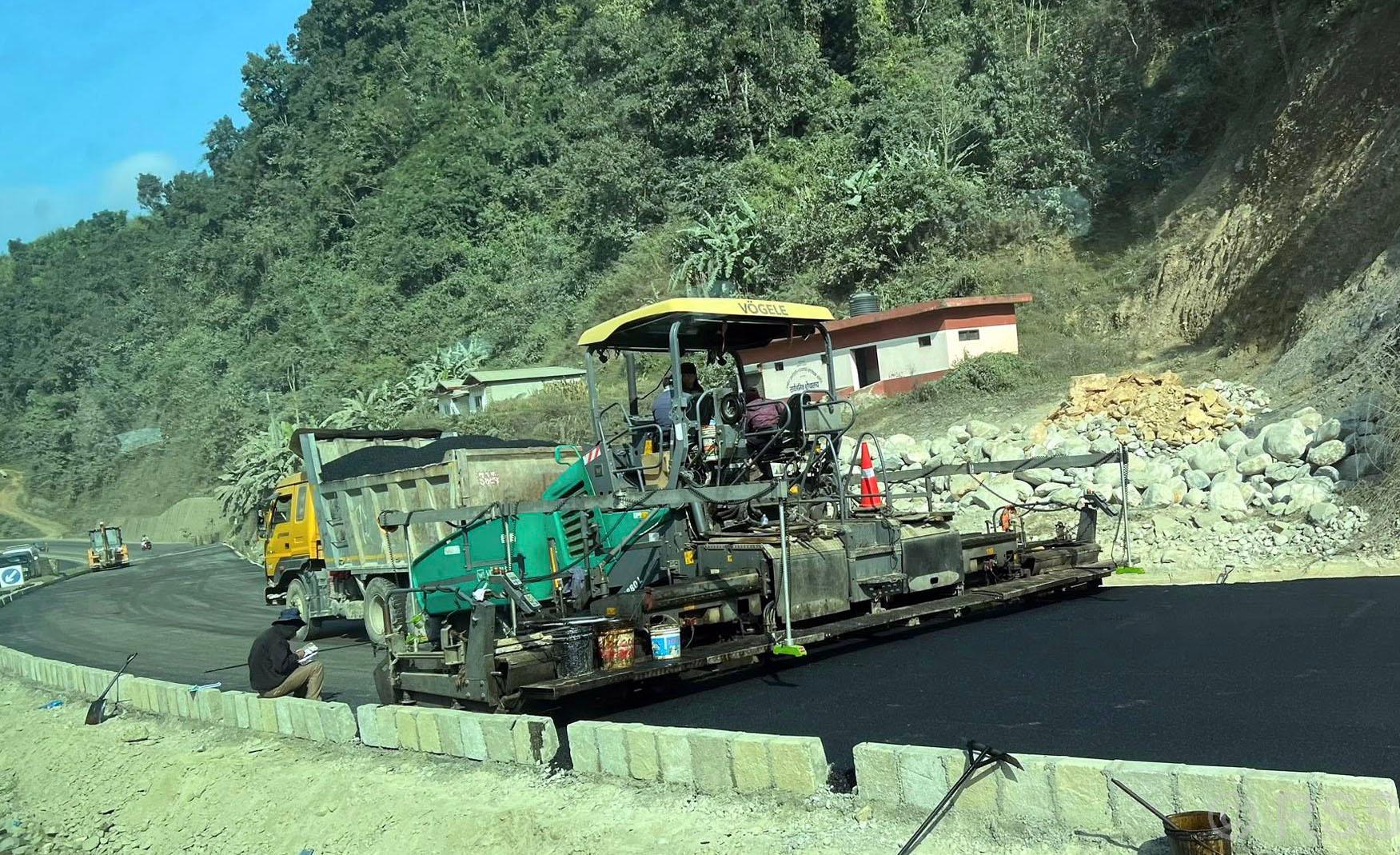   मुग्लिन पोखरा सडक : पश्चिम खण्डको मौरीओडारमा कालोपत्र थालियो