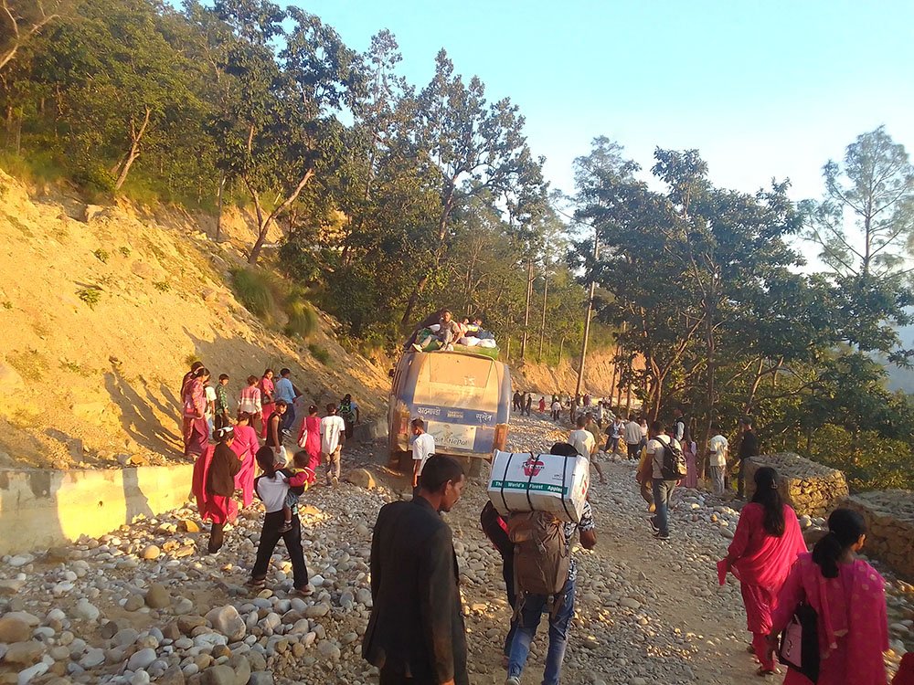 ठेलेर बसकाे यात्रा (1)