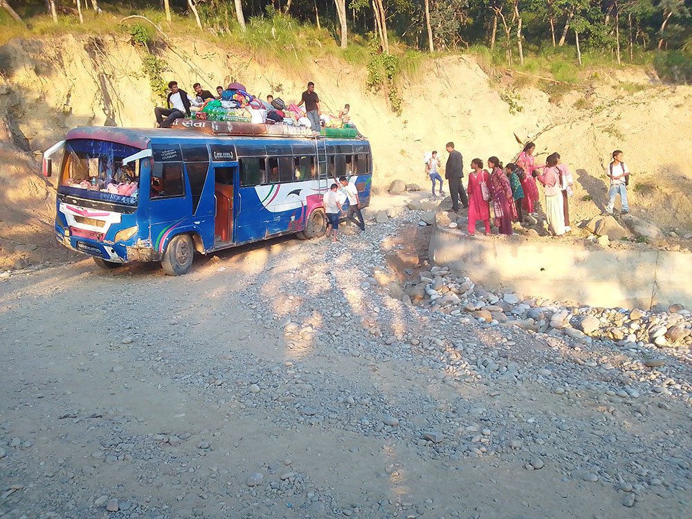 ठेलेर बसकाे यात्रा (2)