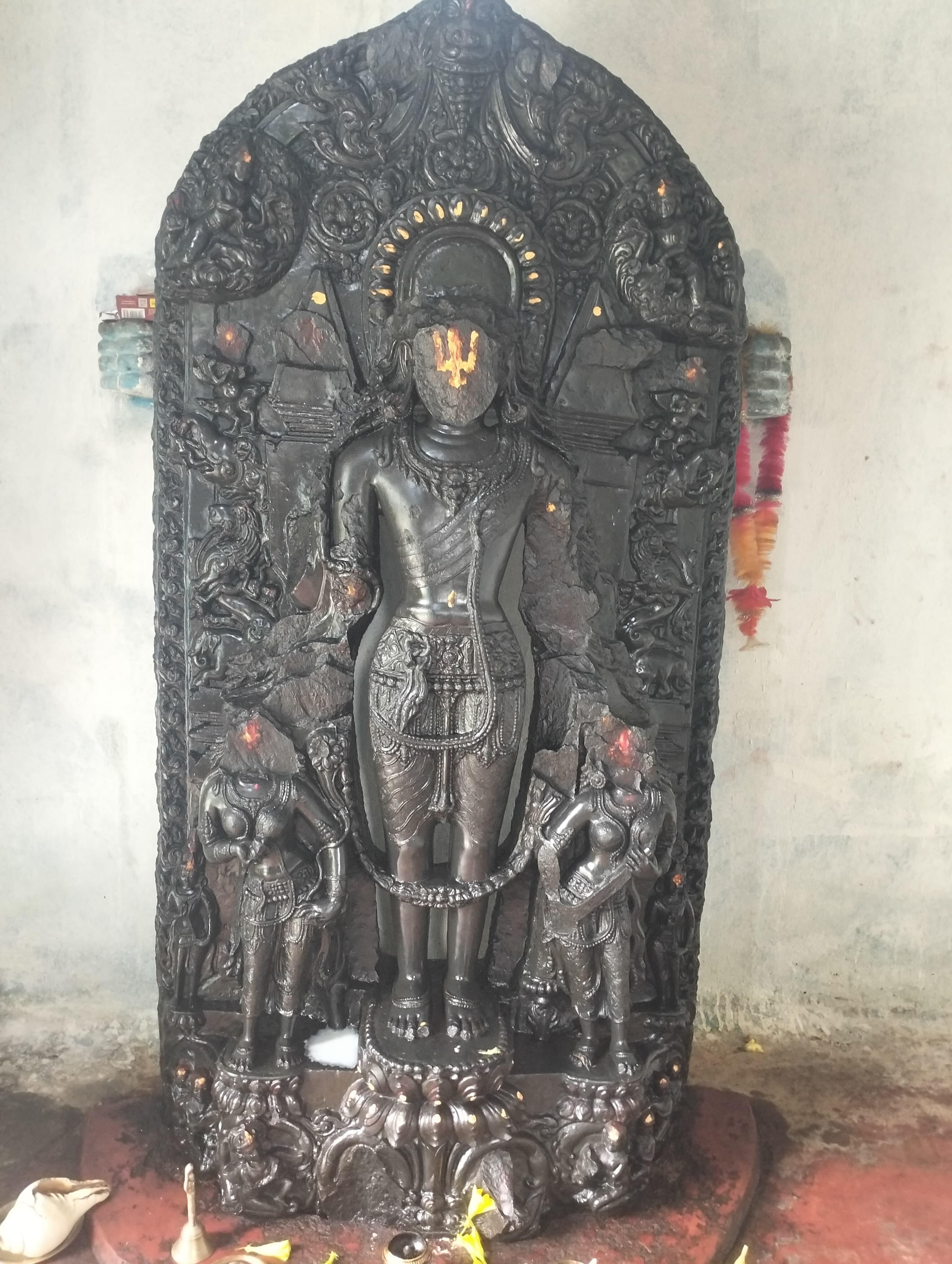 सप्तरीको कुशमहारमा रहेको विष्णु मन्दिरको मुर्ती ।