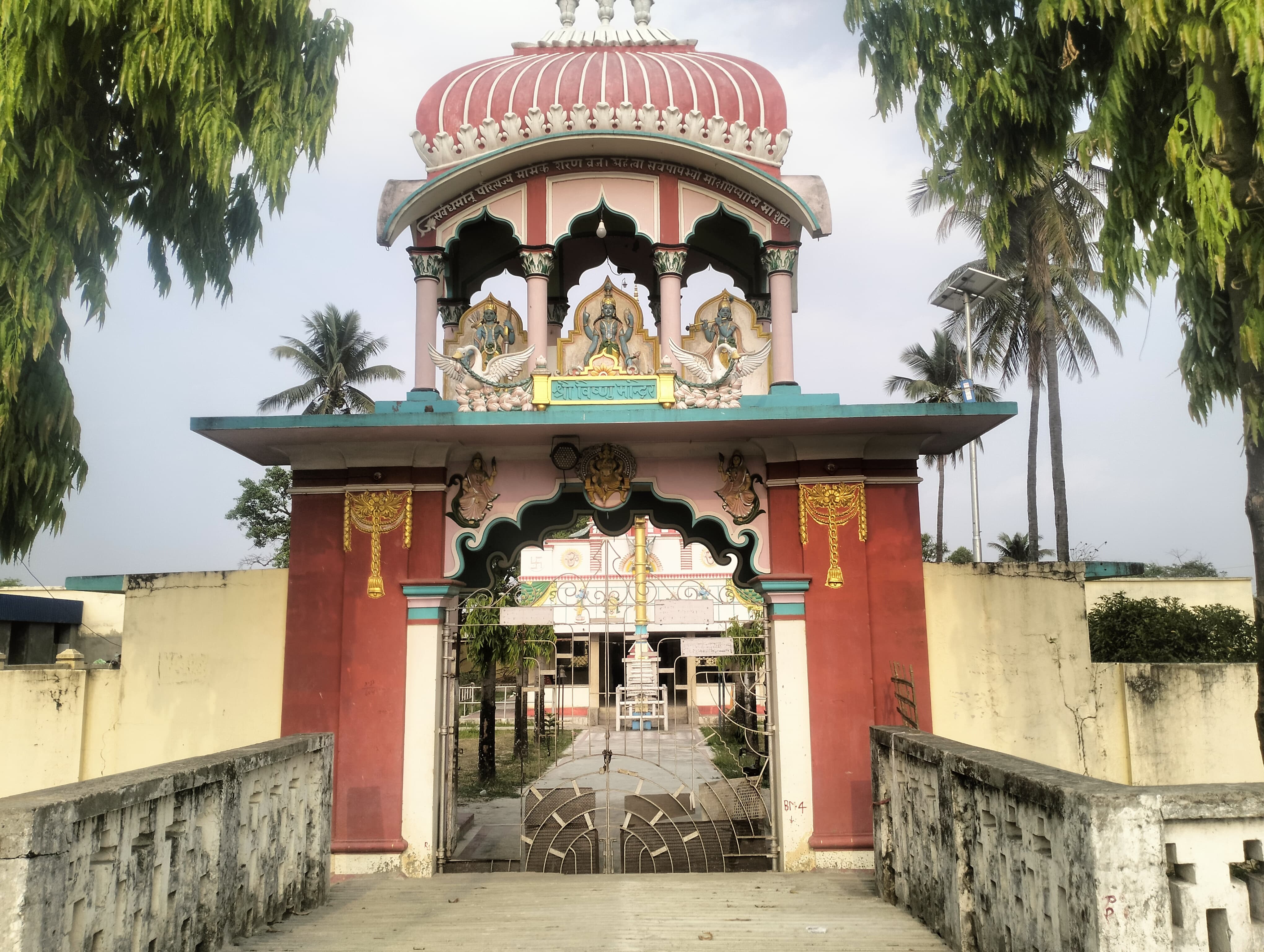 सप्तरीको रुपनगर स्थित भगवान विष्णु मन्दिरको प्रवेशद्वार ।