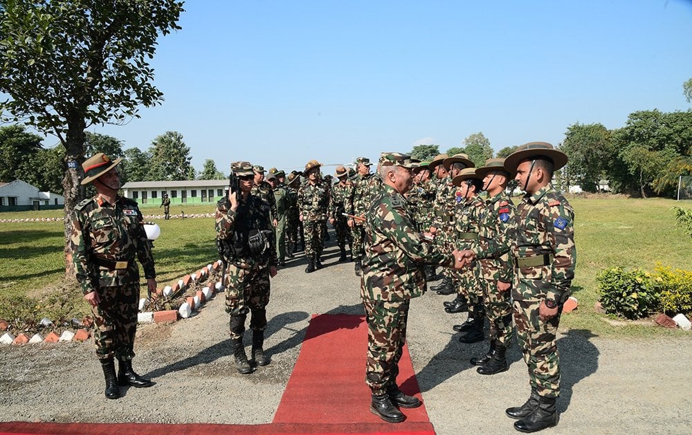 प्रधान सेनापतिद्वारा पूर्वी पृतनाको निरीक्षण